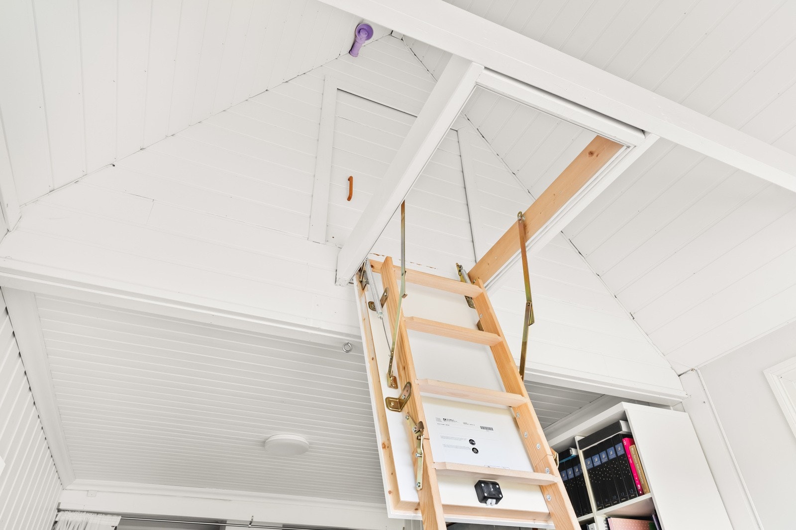 Fra stuen er det tilkomst til boligens kaldtloft målt til ca. 28 kvm. Galleribilde