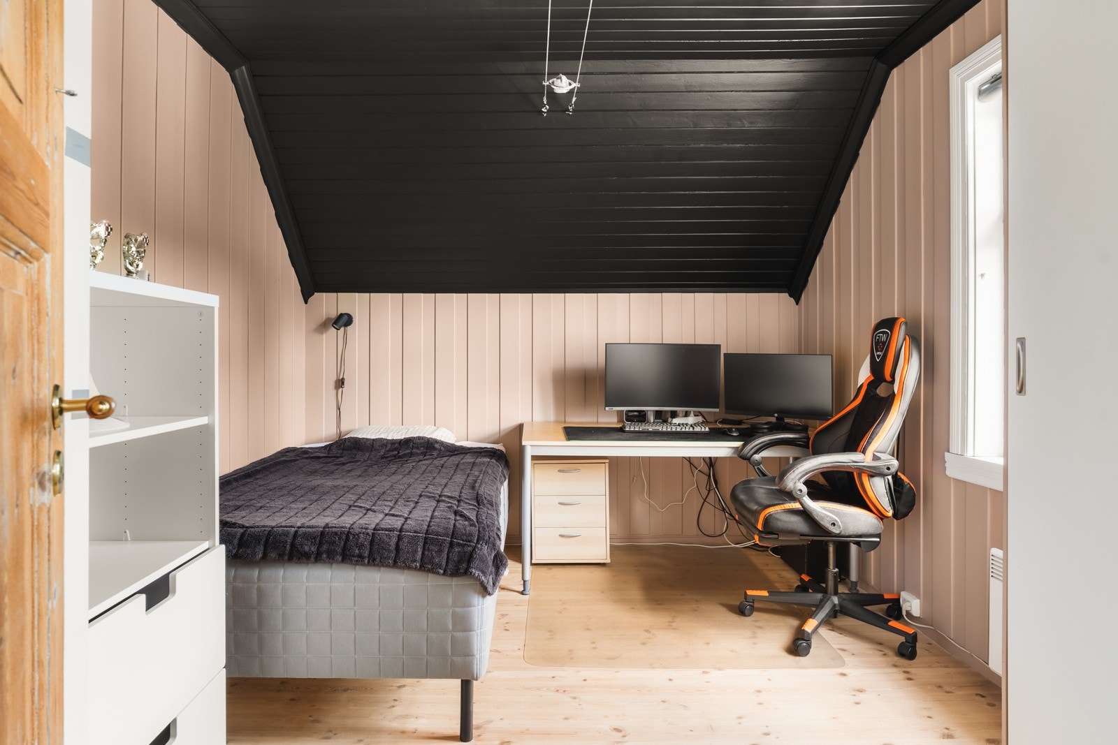 Skulle man jobbe mye hjemmefra, egner ene rommet seg perfekt som hjemmekontor. Galleribilde