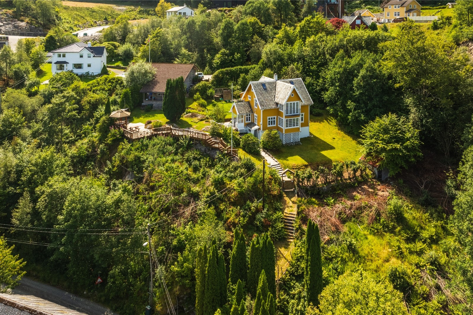 Huset ligger på en fin høyde og har nydelig utsikt mot byfjorden, Gravdalsvannet og nærområdet. Galleribilde