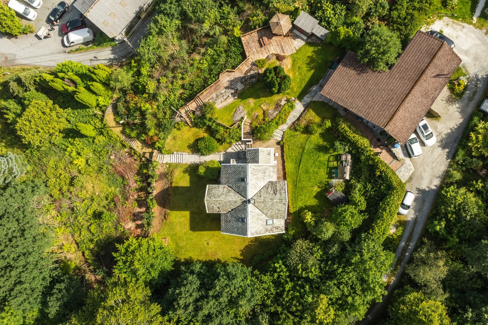 Her ligger man tilbaketrukket i naturskjønne omgivelser, samtidig sentralt. En unik mulighet til å skape boligdrømmen! Galleribilde