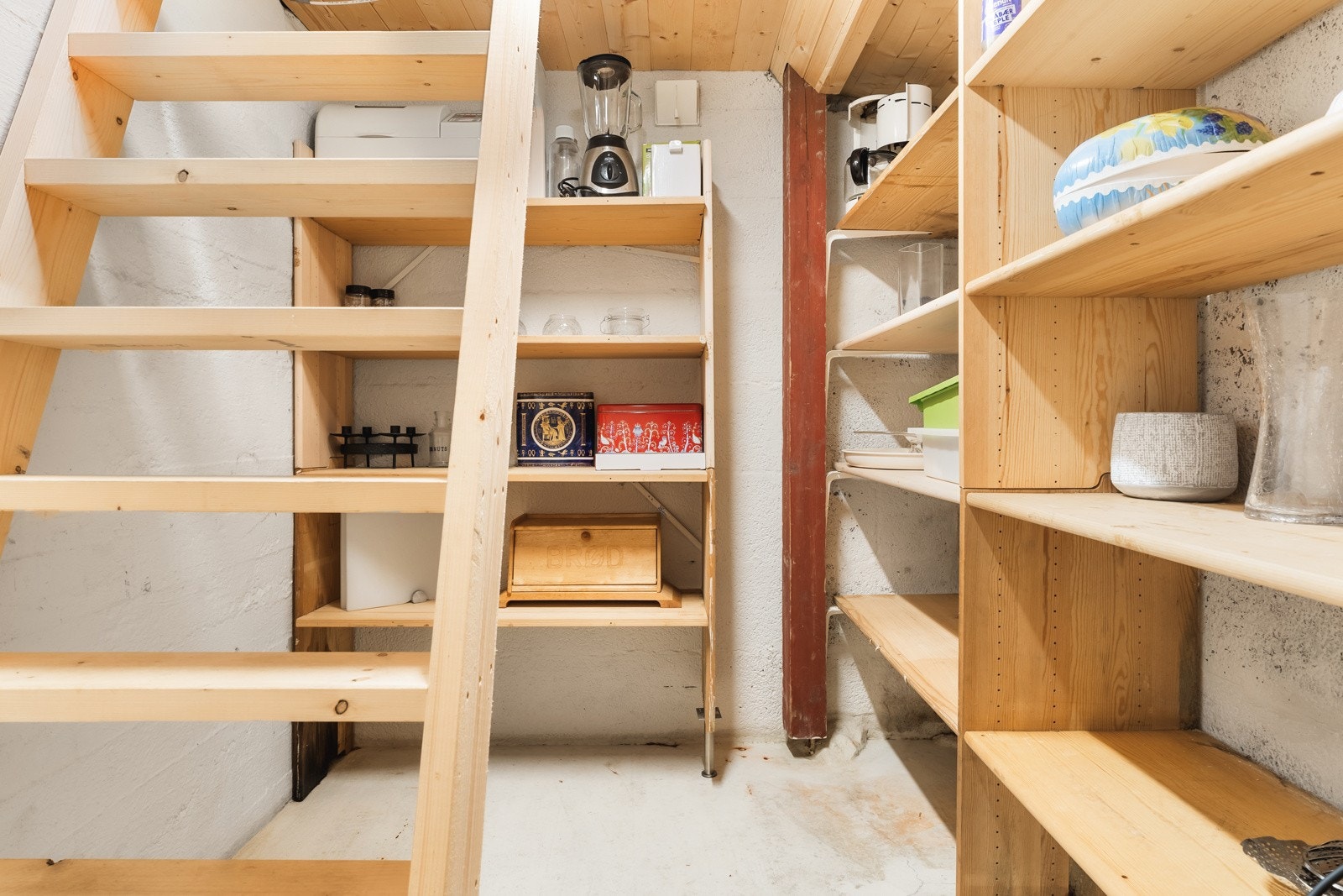 Matboden gir deg ytterlig oppbevaringsplass til matredskapene og varer. Galleribilde