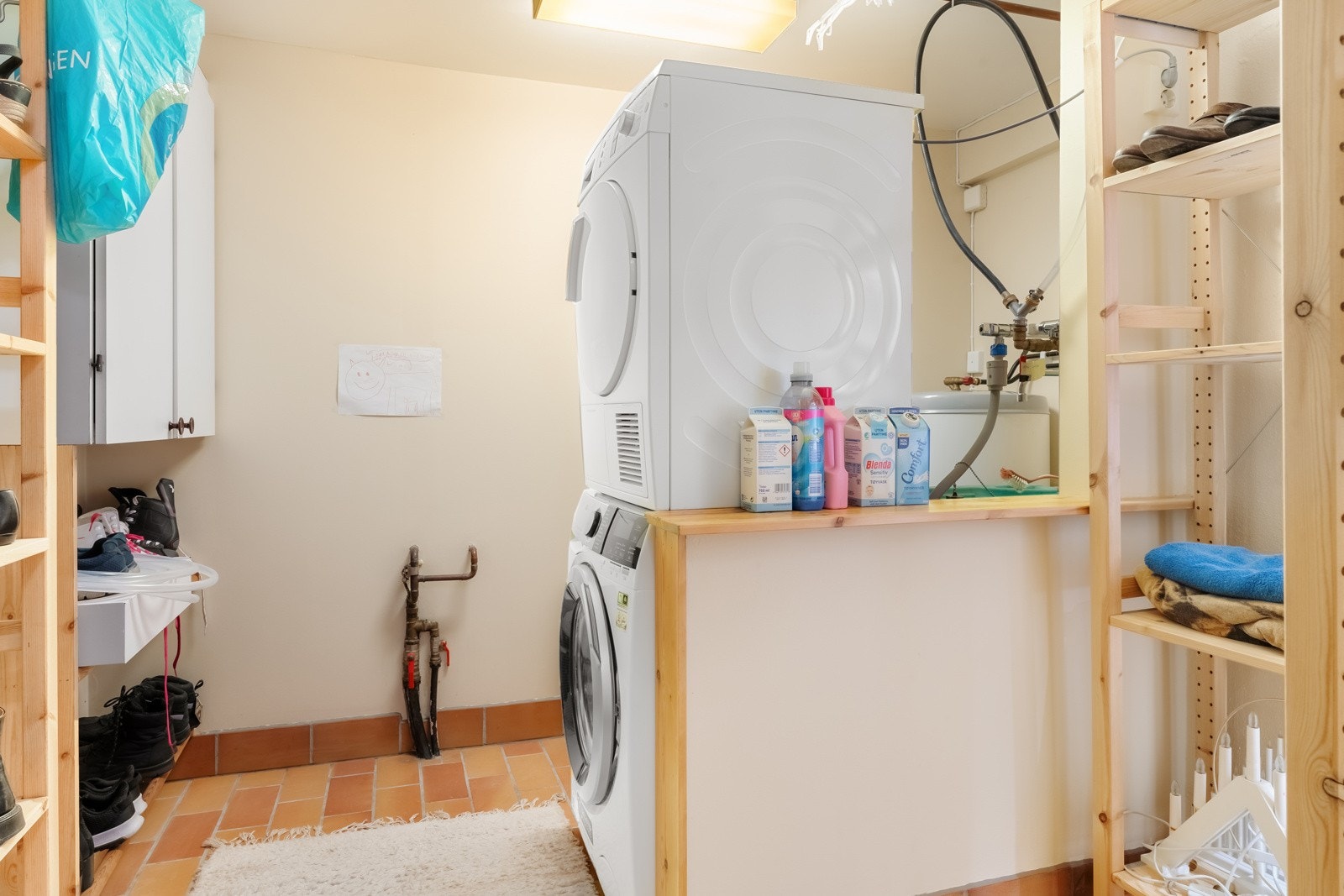 Delen som har en naturlig tilhørighet til resten av boligen består av gang, dusjrom og vaskerom. Galleribilde