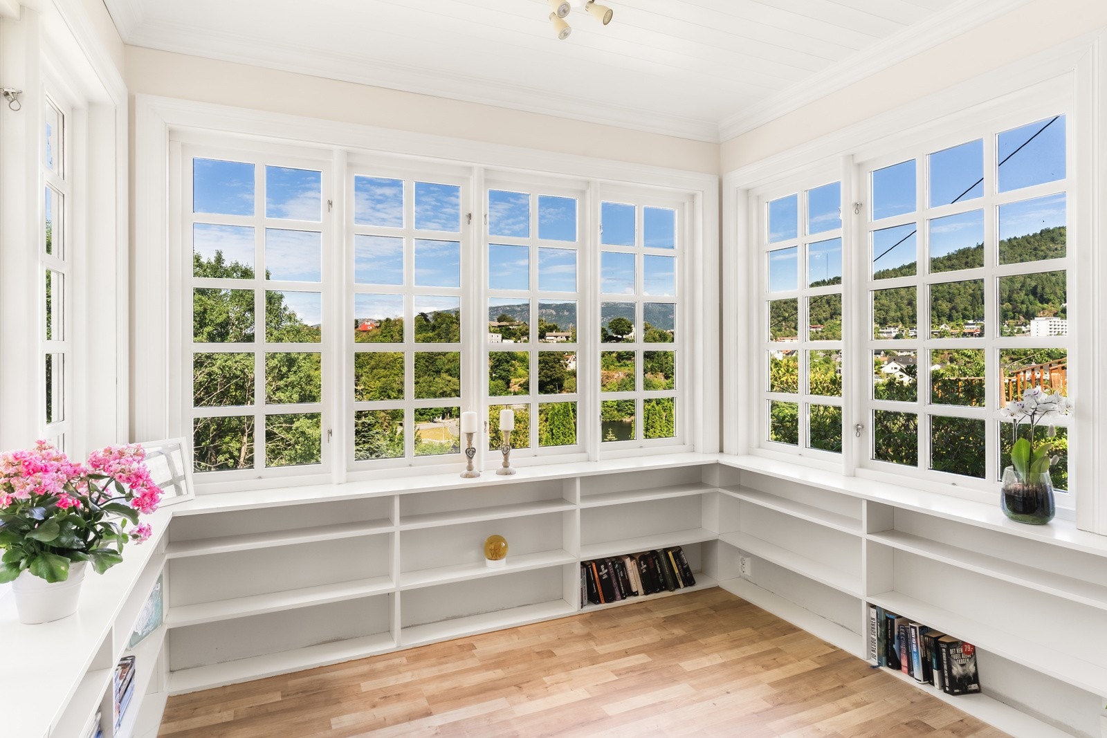 Huset har store sprossevinduer som gir godt med lysinnslipp og en koselig atmosfære. Galleribilde