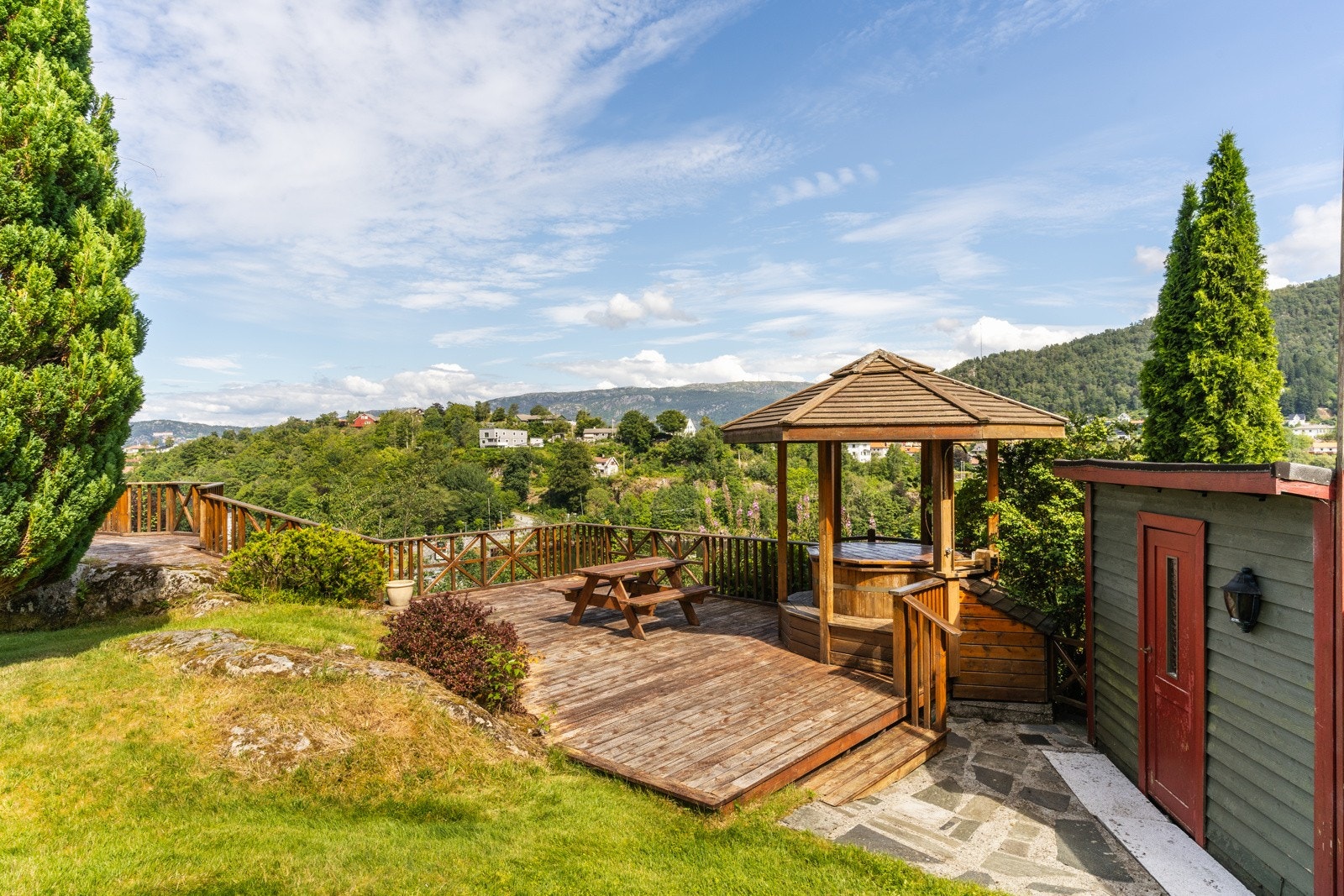Eiendommen har en frittliggende og romslig terrasse beliggende på kanten av høyden. Galleribilde