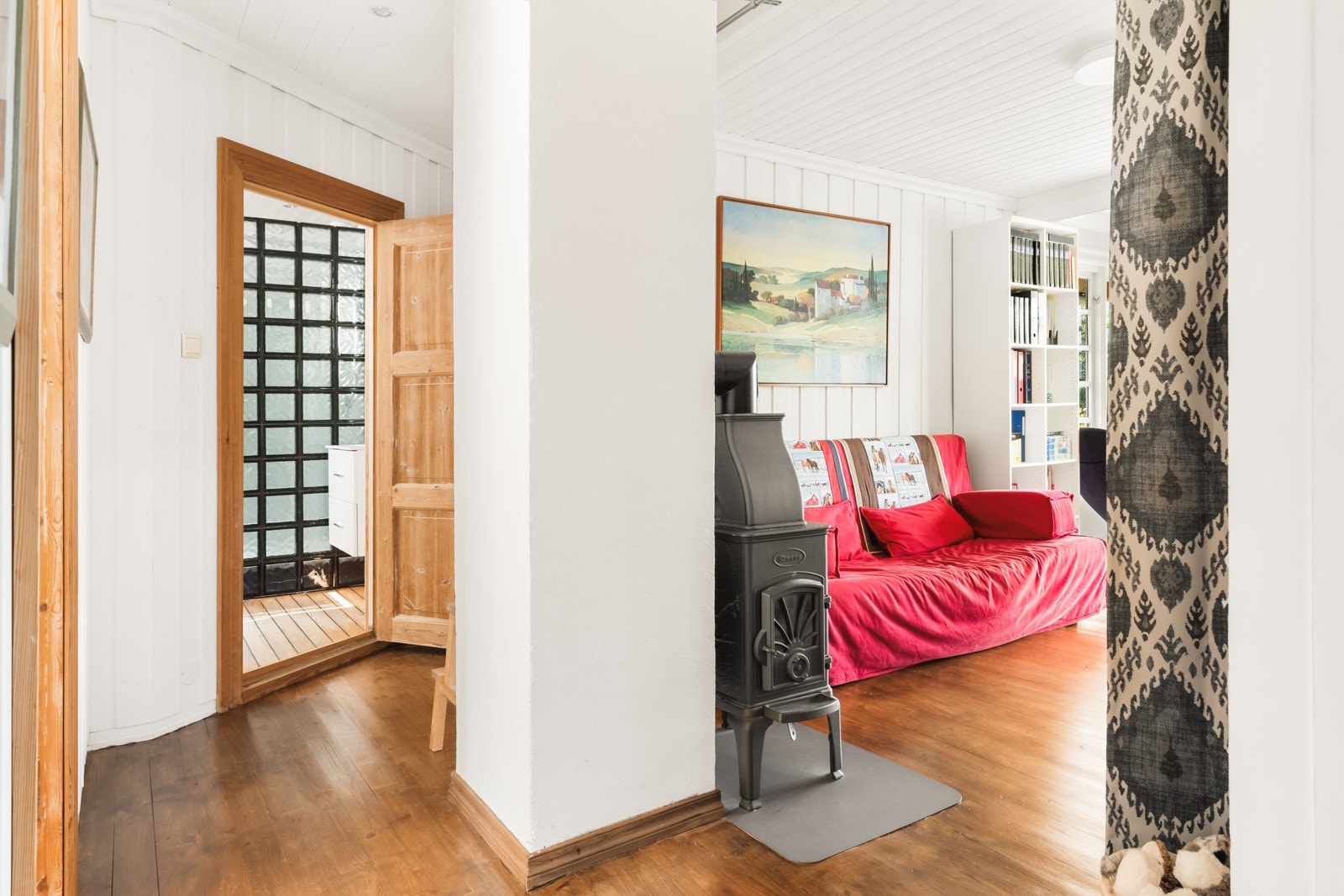 Det er montert egen Dovre peisovn i stuen med bukkene Bruse motiv. Galleribilde