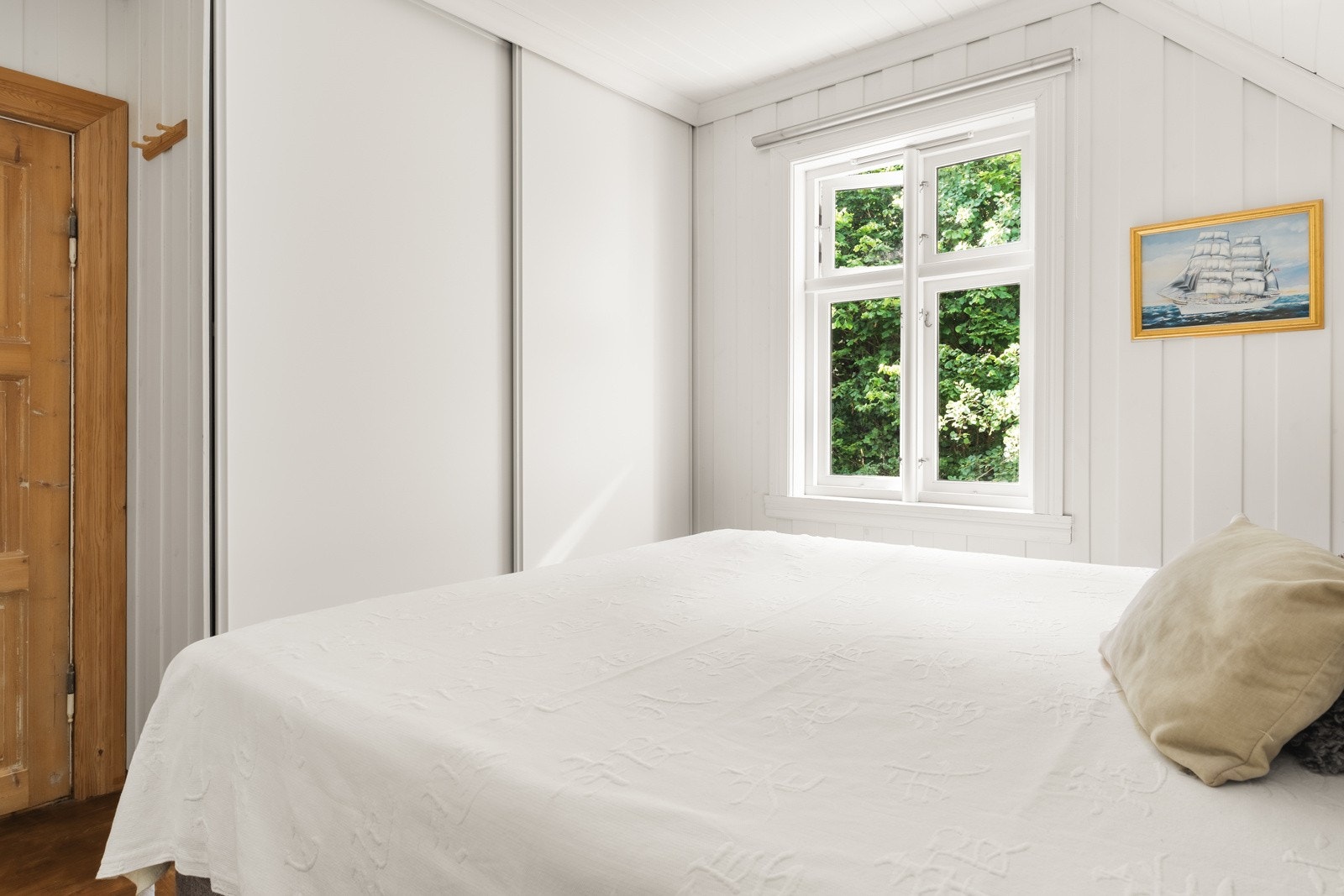 Her er det plass til dobbeltseng, nattbord og en praktisk garderobeløsning. Galleribilde