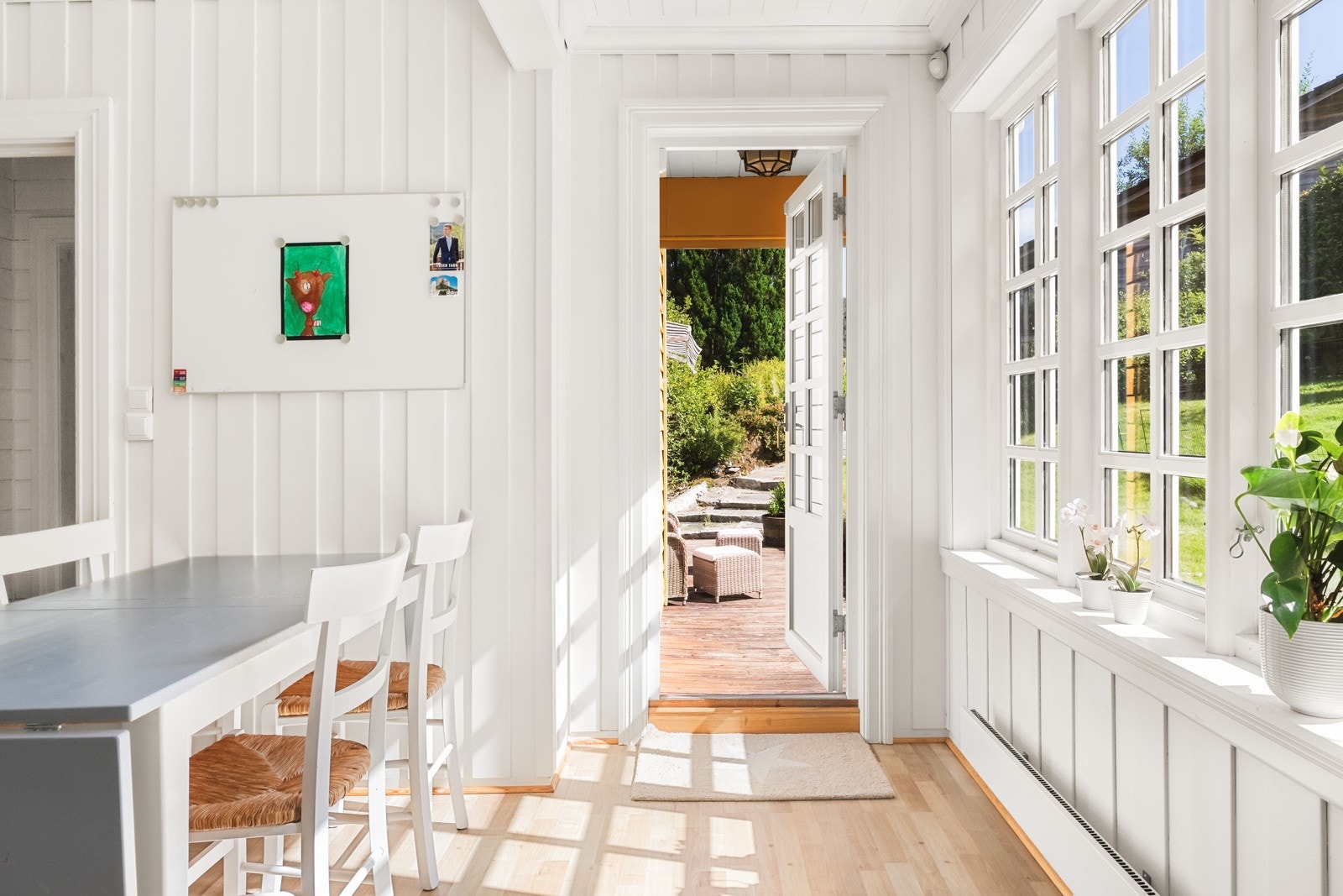 Fra kjøkkenet er det direkte utgang til en koselig terrasseplatting. Galleribilde