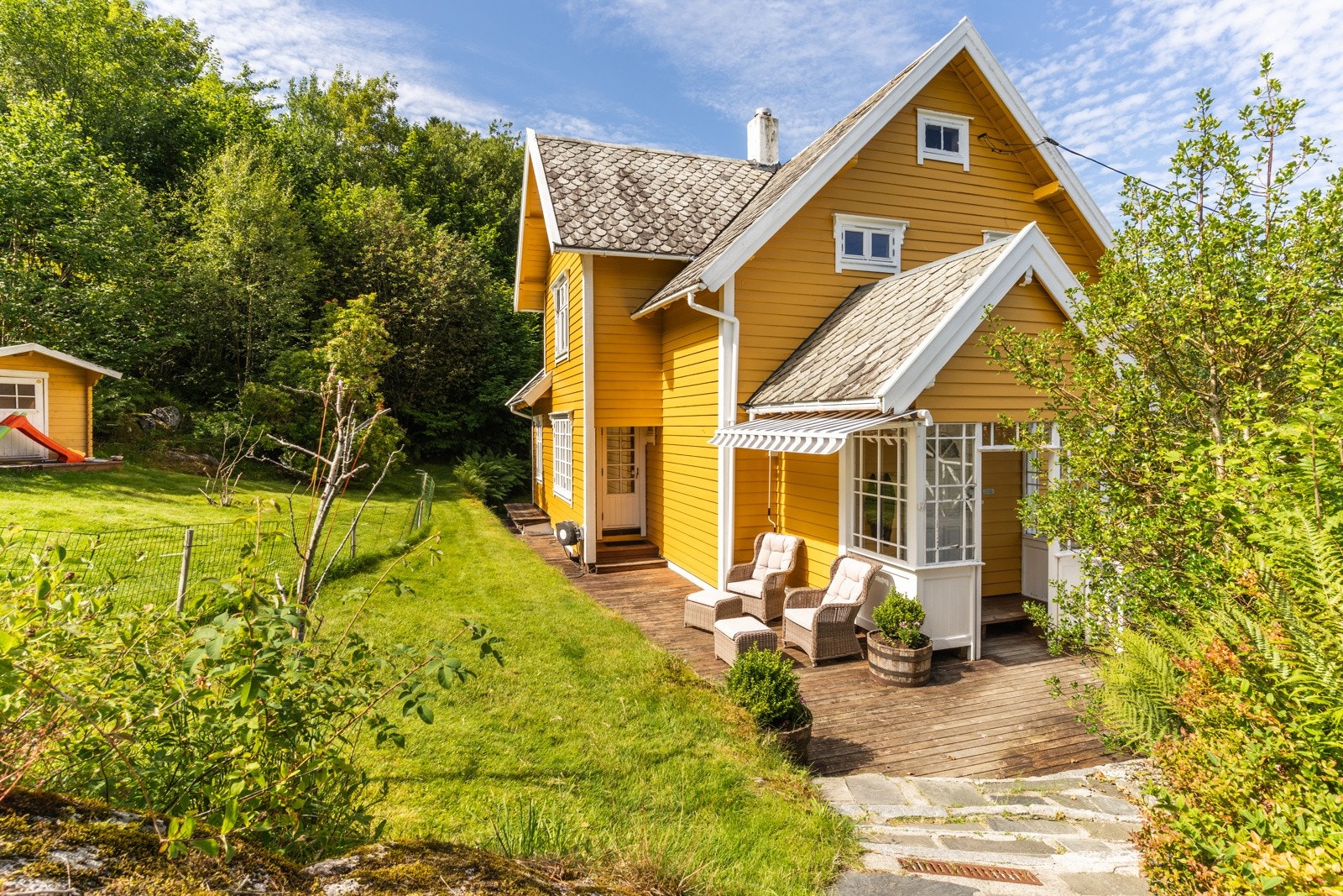 Huset bærer preg av godt håndverk og har mye sjel og historie i veggene. Galleribilde