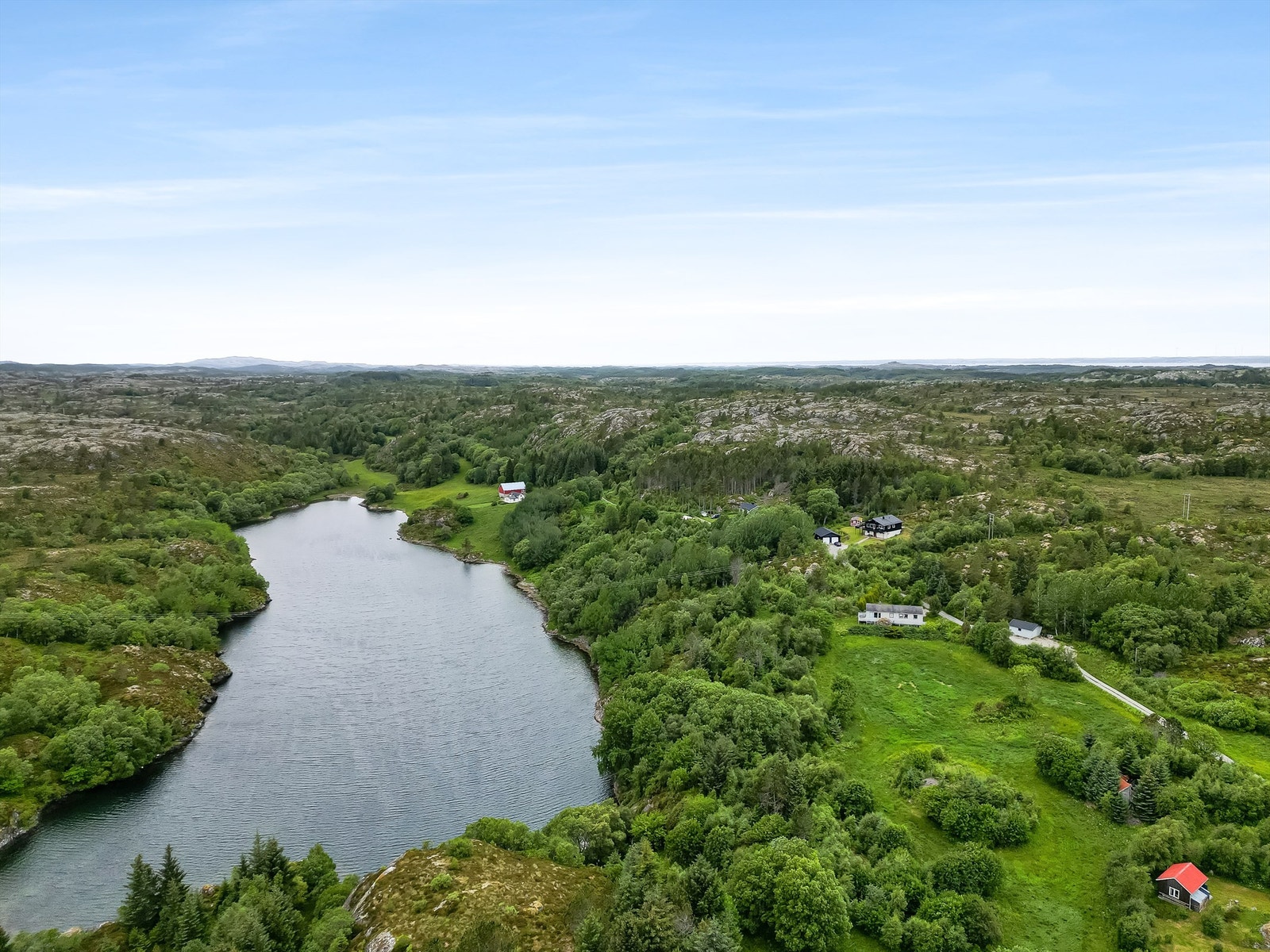 Tomten måler hele 228 mål og har 7,3 mål fulldyrka jord. Her er det nydelige solnedganger hele sommerhalvåret og fantastisk utsikt mot natur og sjø. Det er anlagt bilvei til tomten. Galleribilde