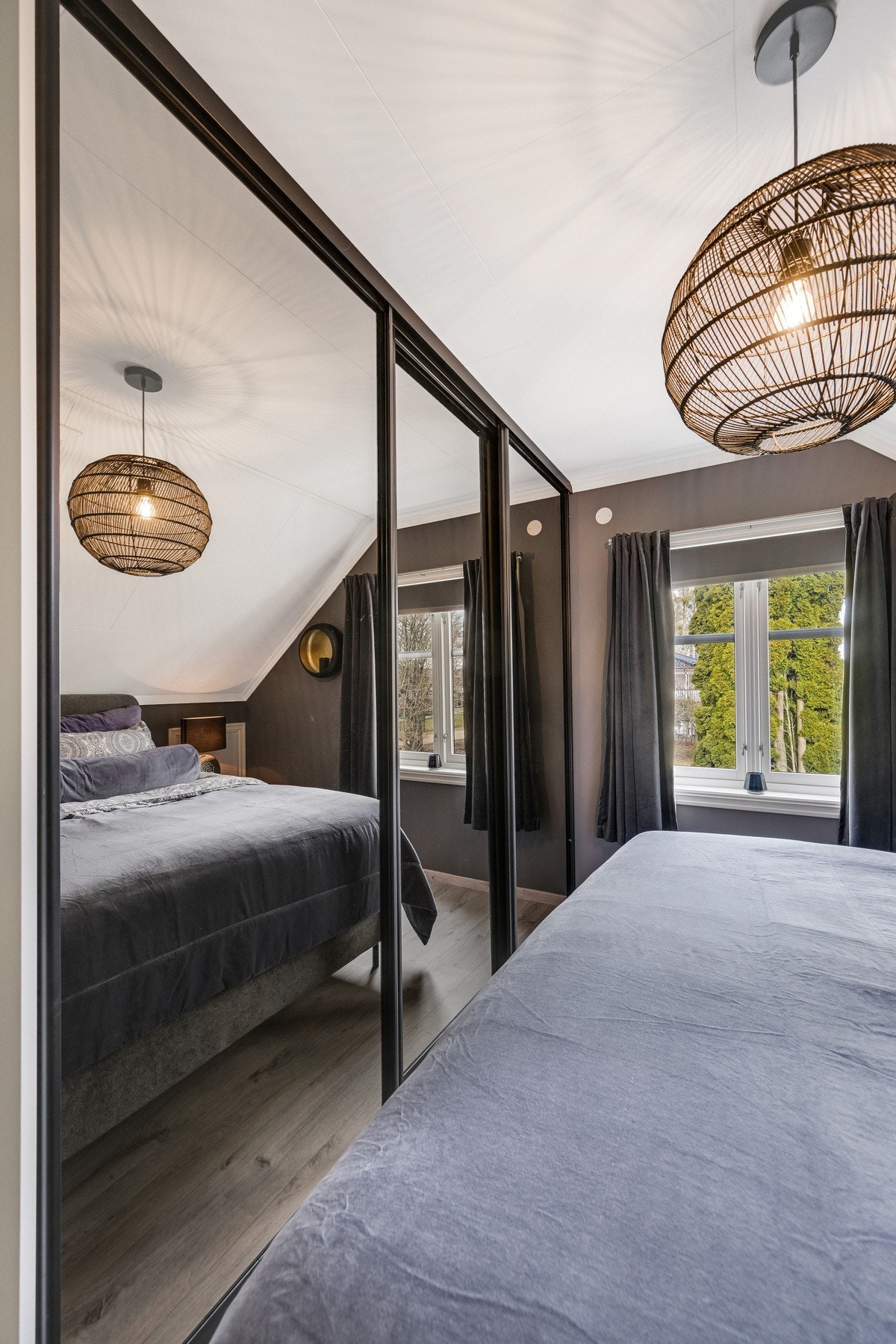 To av soverommene har skyvedørsgarderobe Galleribilde