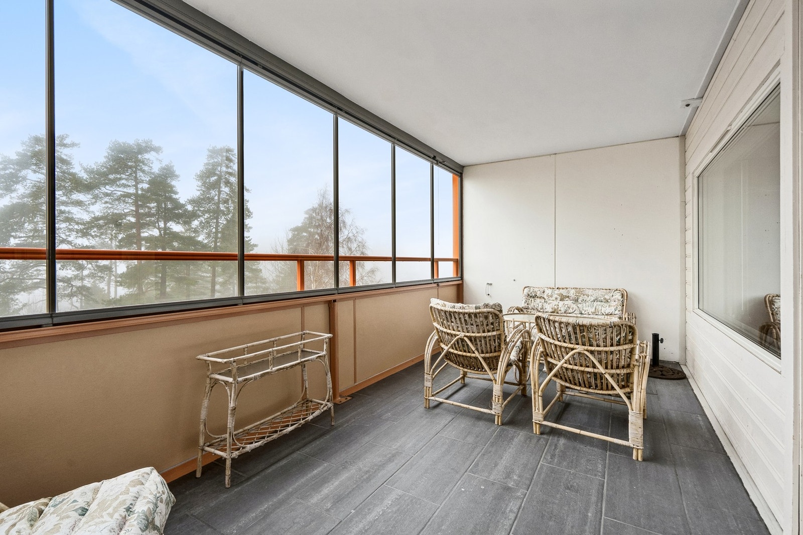 Fin innglasset balkong på ca. 13kvm. Her kan du nyte en fin utsikt. Galleribilde