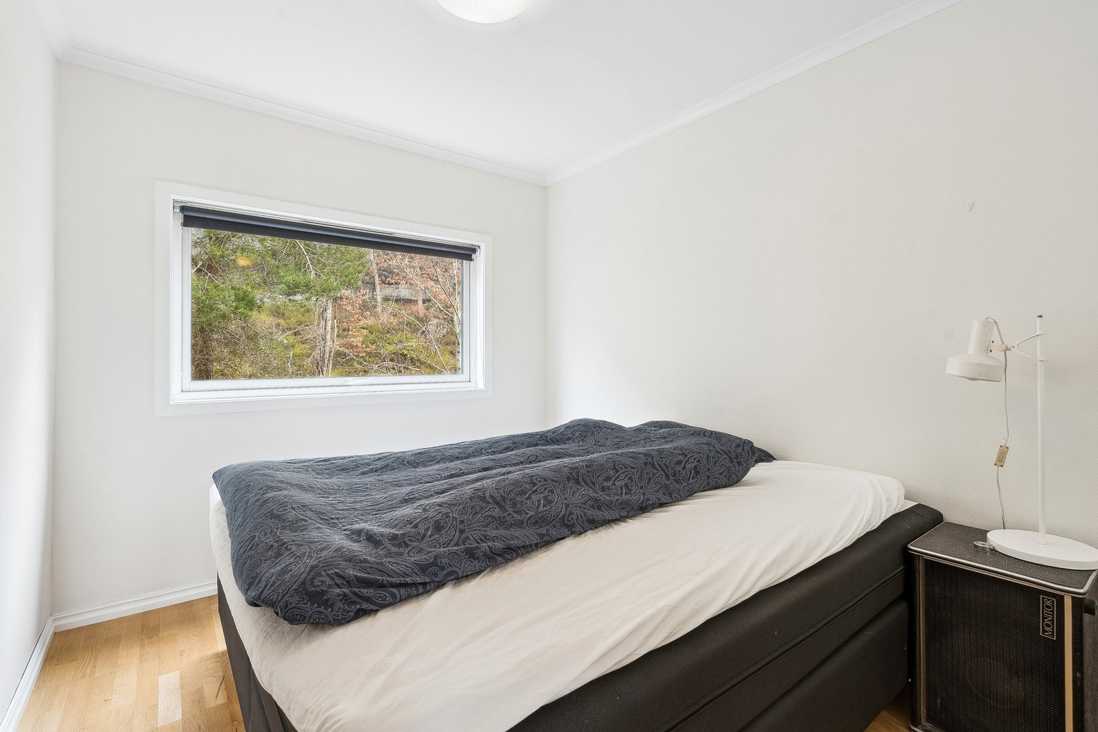 Soverommet er av god størrelse og har vindu ut mot skogen og rolige omgivelser. Galleribilde