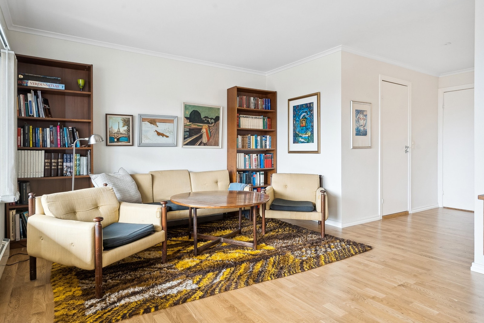 Det er god plass til en stor sofagruppe i stuen. Stuen er malt i lyse farger. Galleribilde