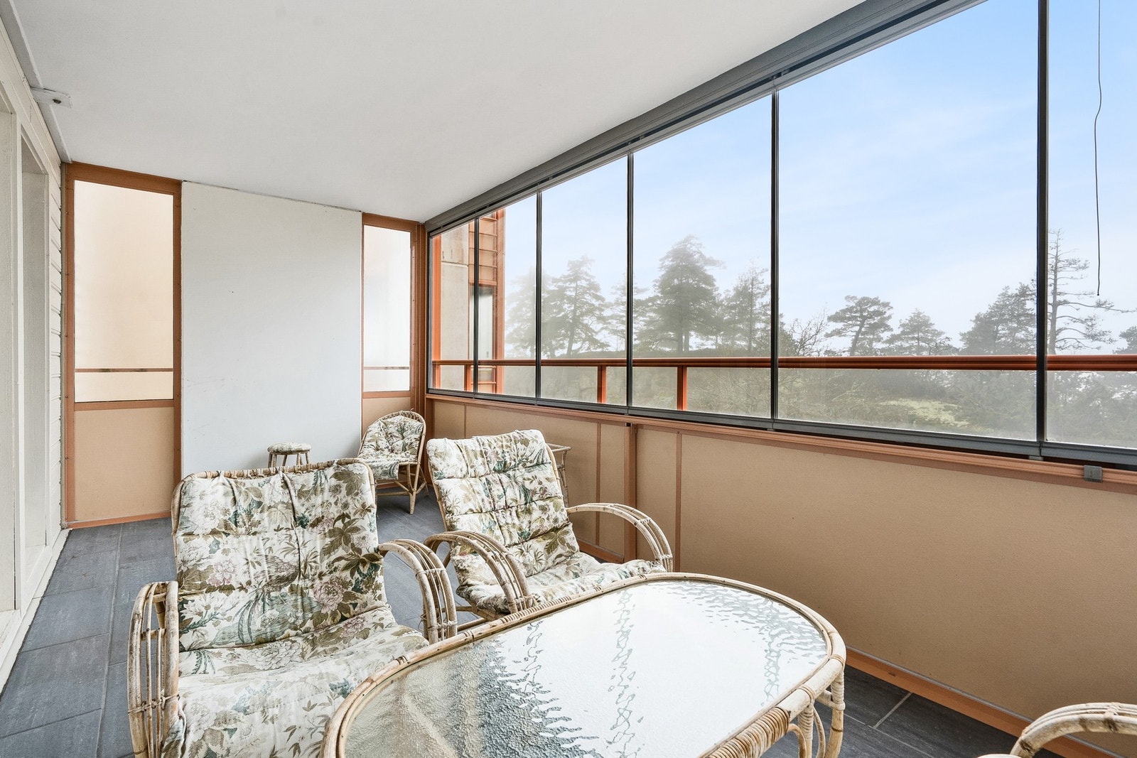 Leiligheten byr på en attraktiv innglasset balkong med fin utsikt og gode solforhold. Her har du kveldssolen til langt på kvelden. Galleribilde