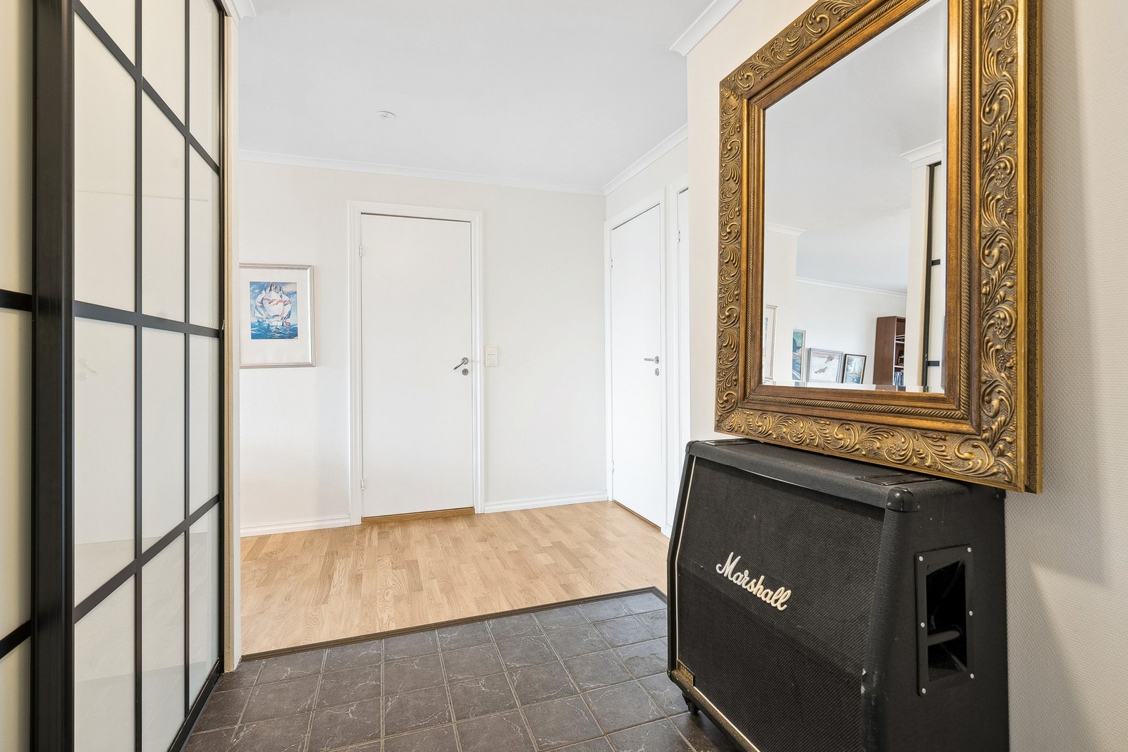 Det er god plass til kles-oppbevaring i gangen. Galleribilde