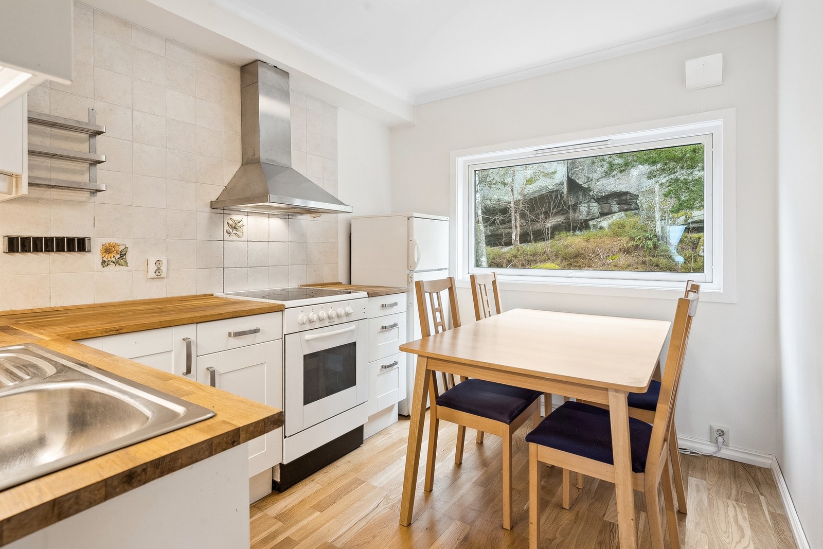 Kjøkkenet har plass til en spisegruppe, perfekt for sosiale anledninger. Galleribilde