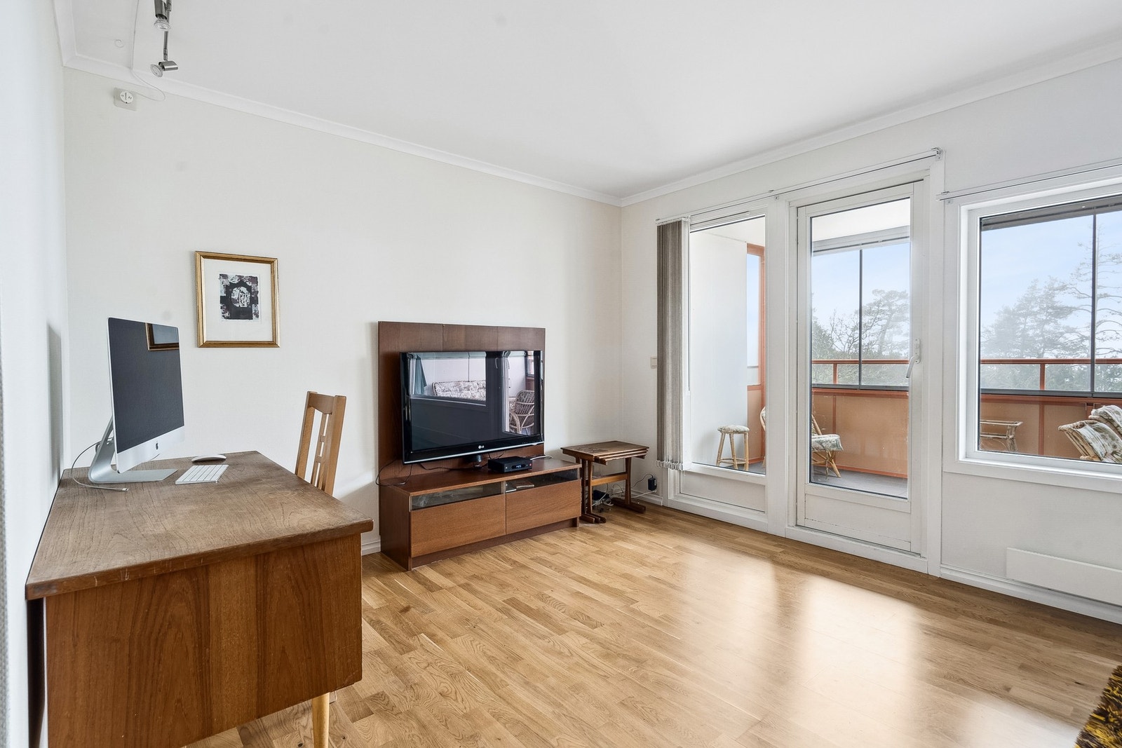 Stuen byr på store vindusflater som gir rikelig med naturlig lysinnslipp. Galleribilde