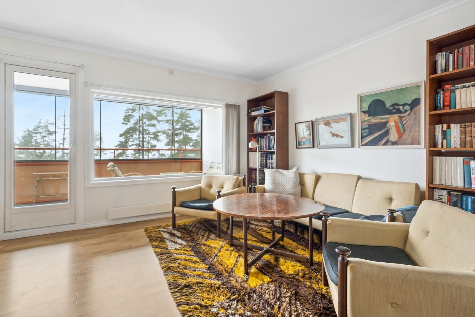 Leiligheten har et soverom, adskilt kjøkken, bad og en romslig stue. Galleribilde