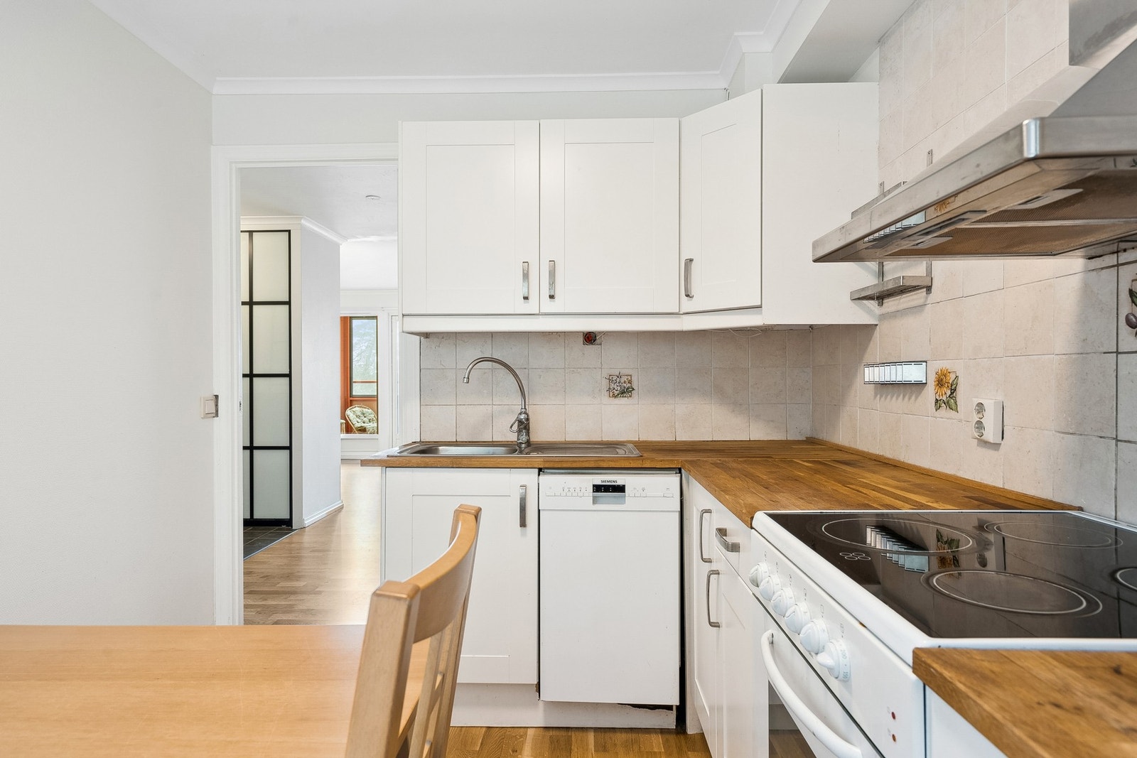 Pent kjøkken fra 2004 med profilerte fronter og benkeplate av heltre. Galleribilde