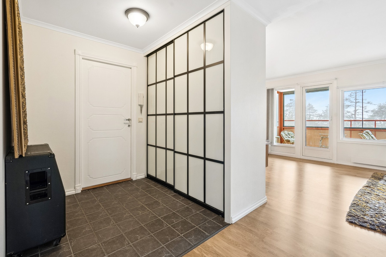 Entreen har god med skapplass i en skyvedørs garderobe. Galleribilde