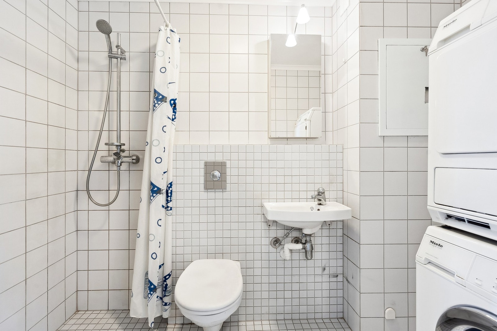 Flislagt baderom fra 2008, med varmekabler i gulvet. Galleribilde