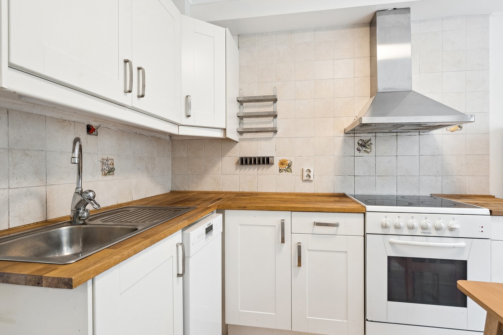 Det er godt med benkplass og skapplass på kjøkkenet. Plass til kjøl/fryseskap, oppvaskmaskin og komfyr. Galleribilde