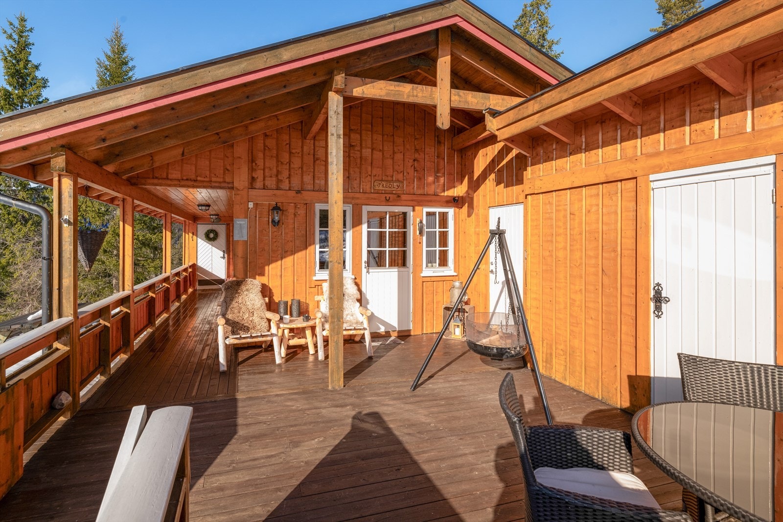 Fritidsboligen ligger meget fint og solrikt til, omkranset av vakkert naturlandskap. Stor terrasse på 33 m2 med nydelig utsikt mot Lifjell m.m. Galleribilde