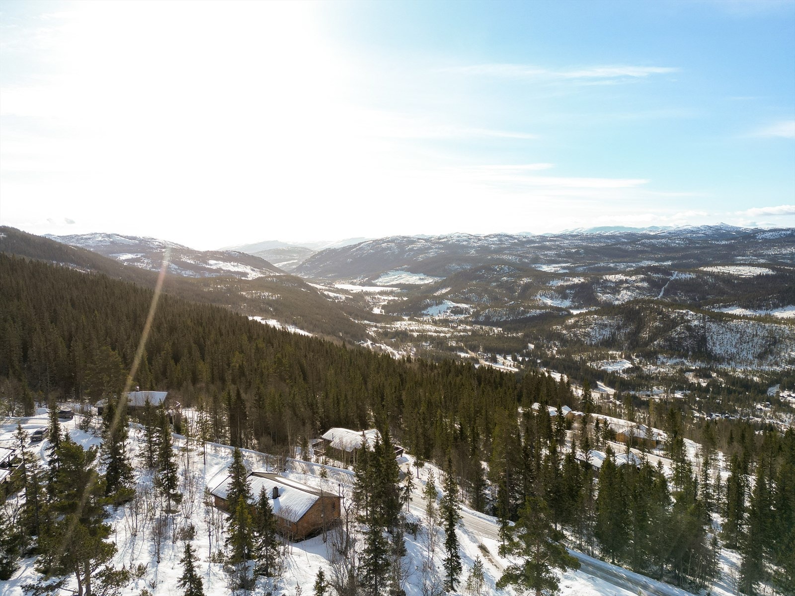 Sommer og høst er det stier også innover fjellet mot Briskeroi med gode bærmuligheter, samt er det gode muligheter for å fiske i de forskjellige vannene i området. Galleribilde