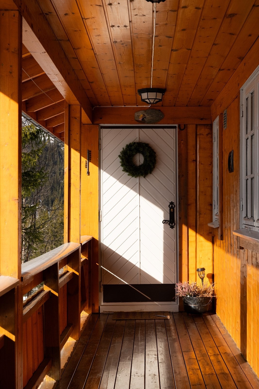 Tilbygget entre/inngangsparti og tilbygg med 2 boder er oppført, og terrasse er utvidet, uten at dette er søkt om og uten at eventuell nødvendig godkjennelse er gitt av kommunen. Galleribilde