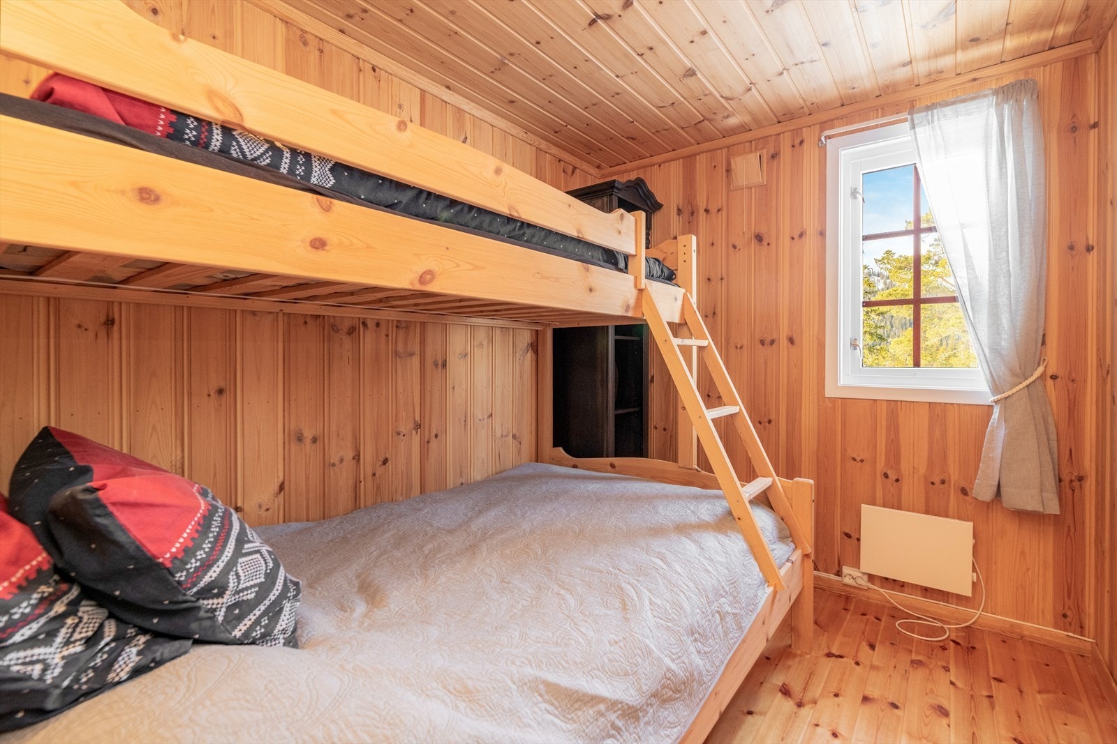Hovedsoverommet er av god størrelse og innehar en dobbeltseng. På soverom 2 er det en familiekøye og på soverom 3 er det en køyeseng. Galleribilde
