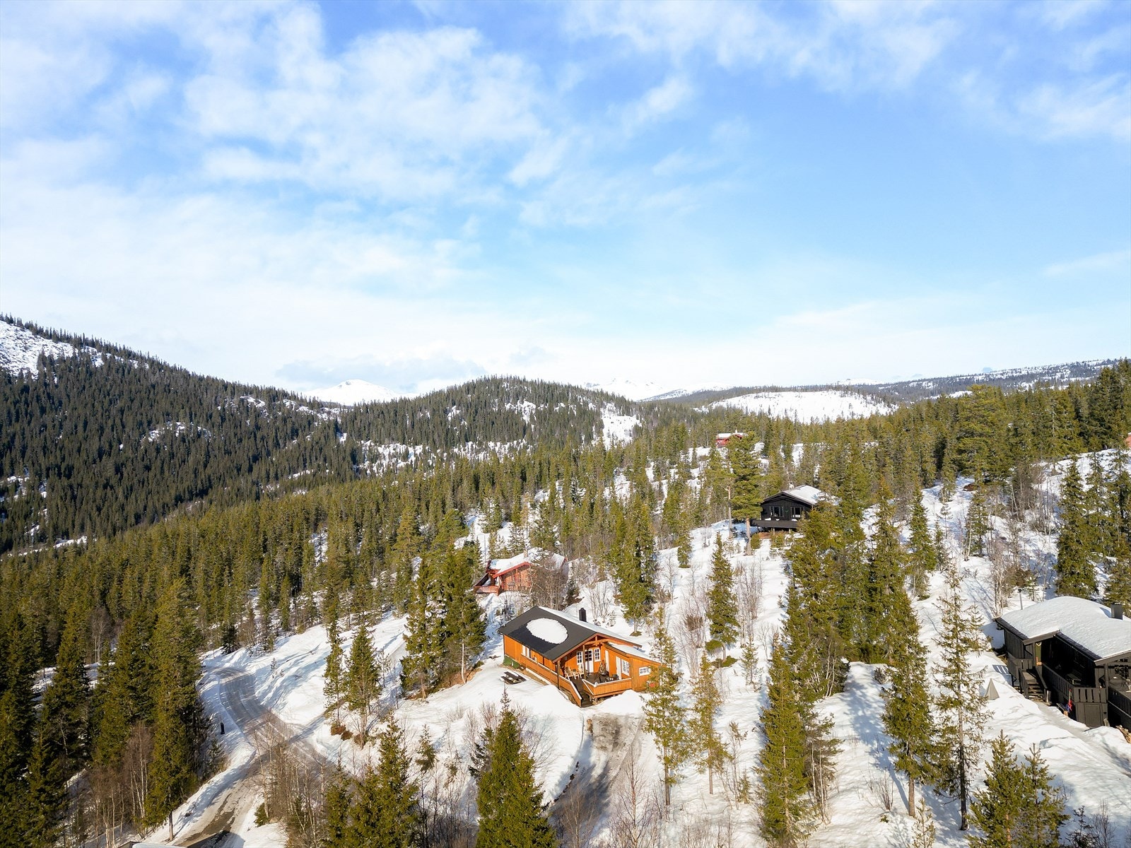 Gaustatoppen er både lett tilgjengelig og enkel å bestige og på toppen belønnes du med en spektakulær utsikt. Galleribilde
