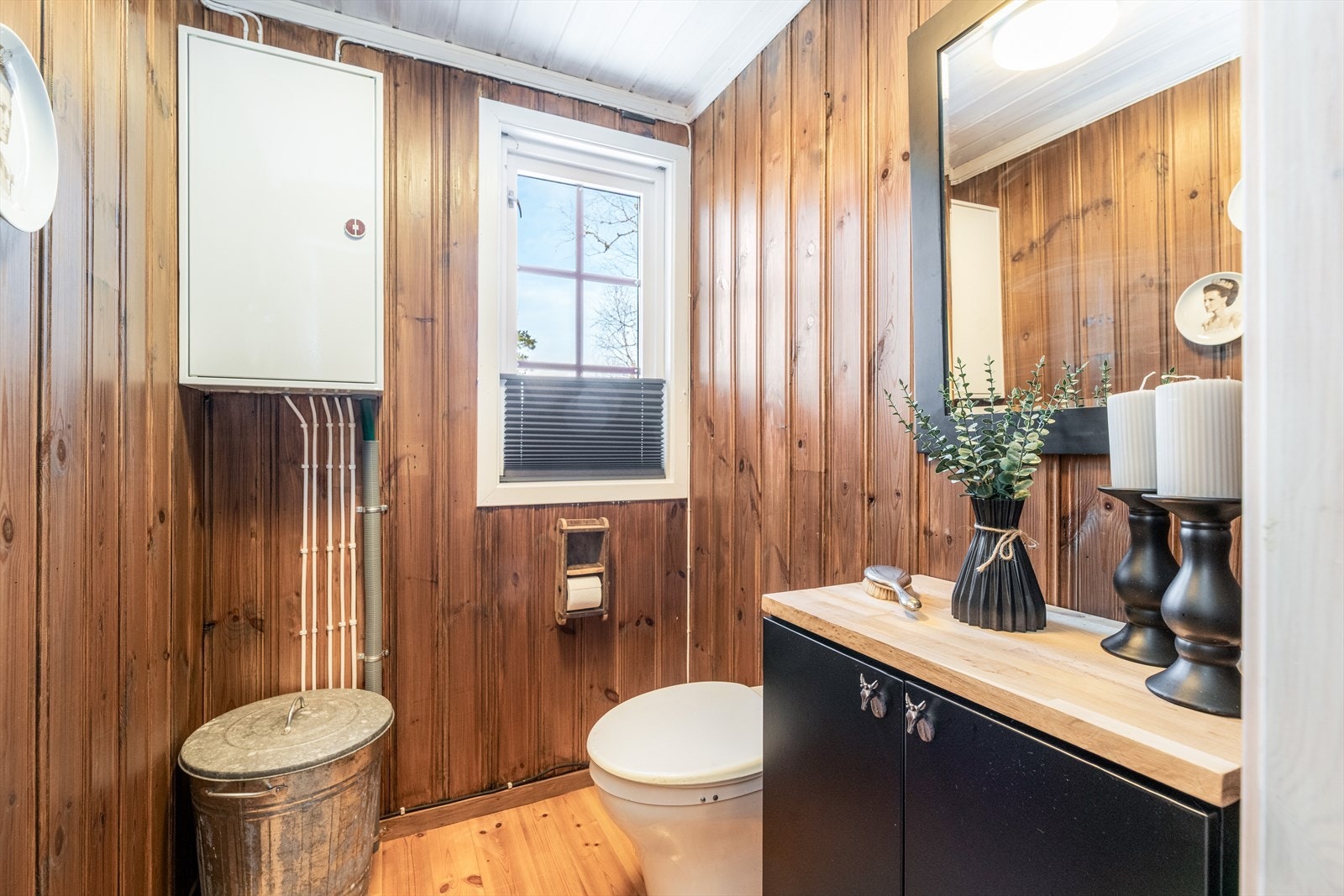 Toalettrom med Cinderella kammerdo, og benkeskap med speil over. Galleribilde