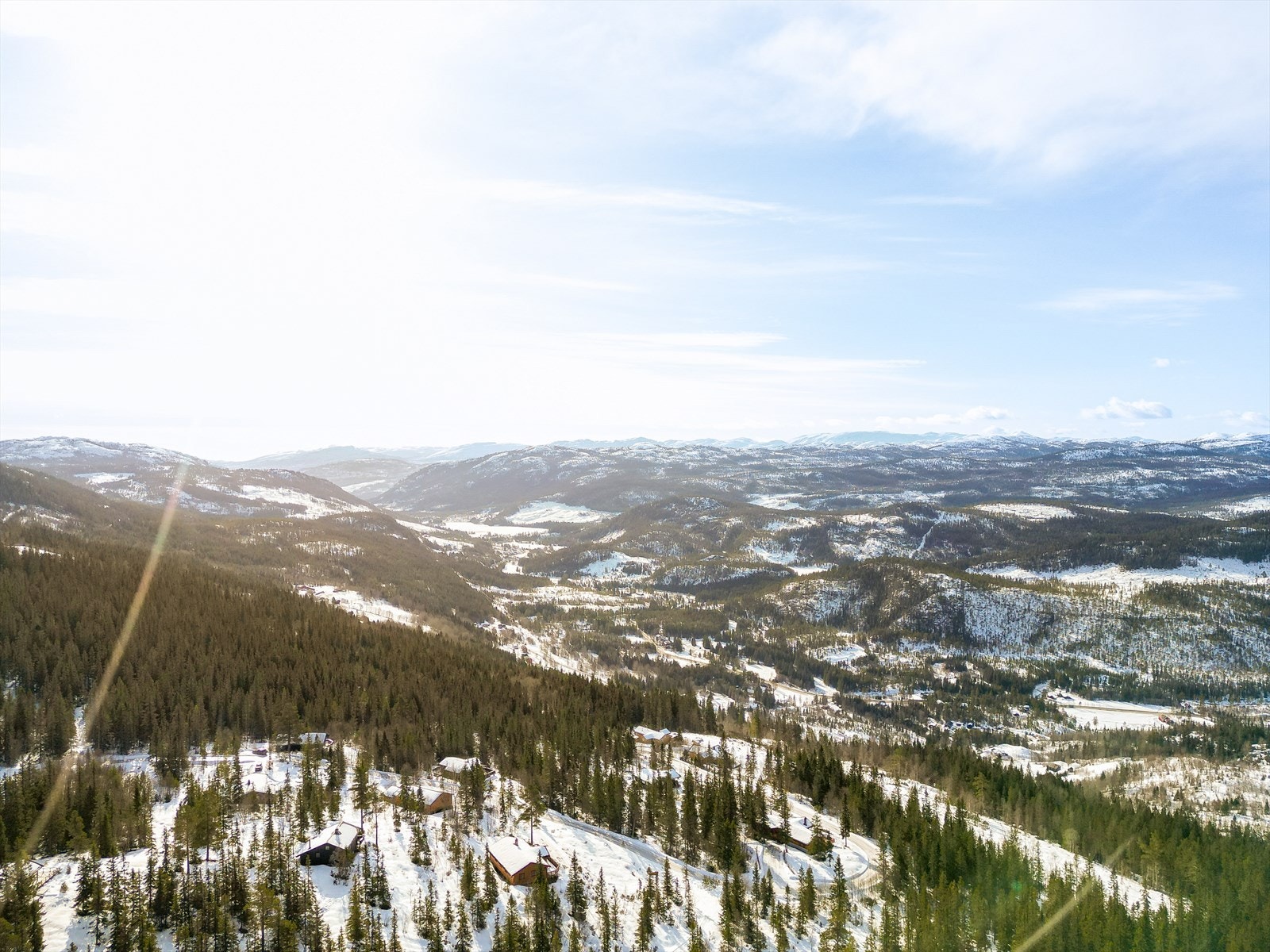 Ellers ligger Tuddal sentrum kun en kjøretur på ca. 10 minutter unna, med mulighet for å gjøre dagligvarehandelen ved Joker. Galleribilde