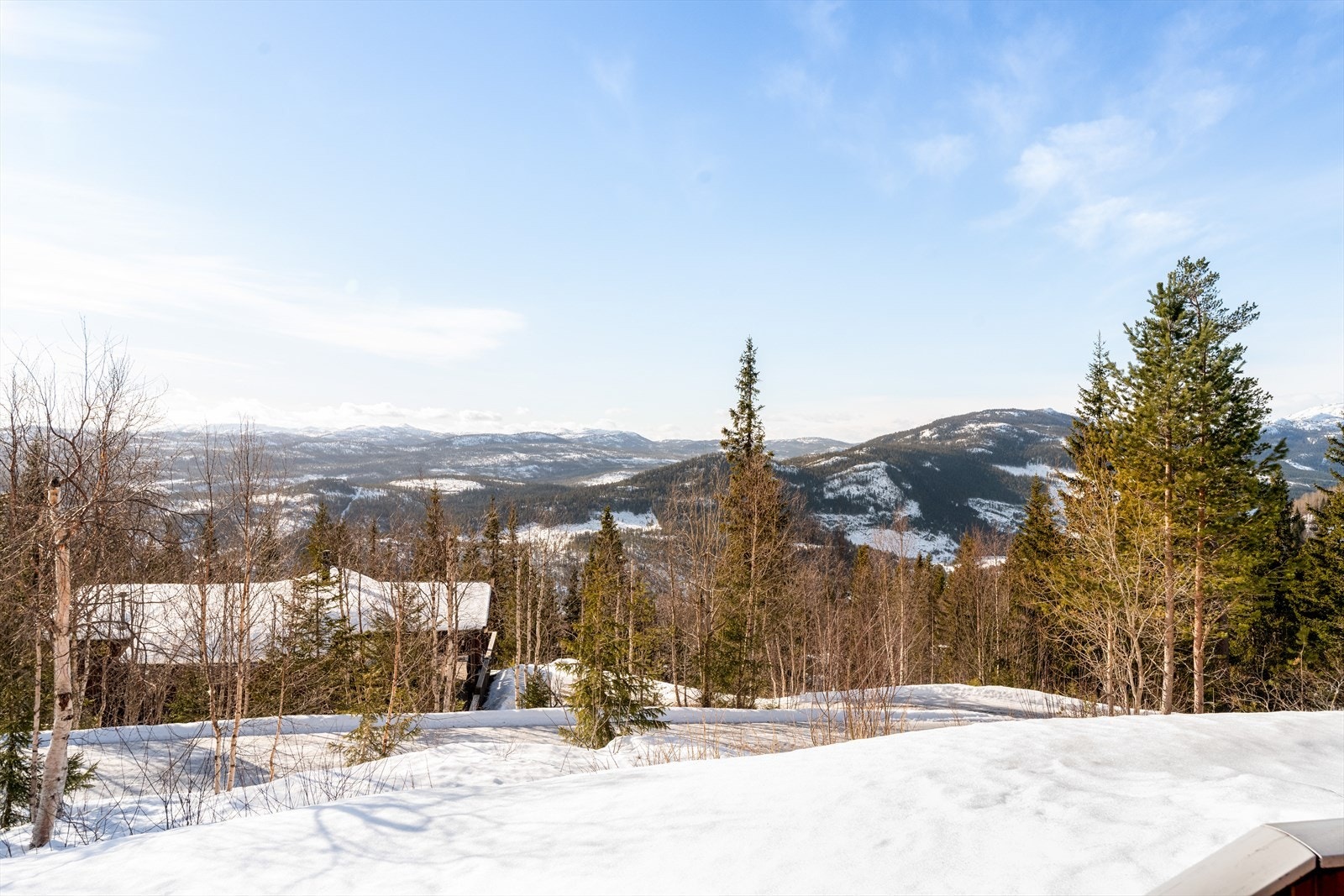 Romslig og sjarmerende familiehytte på Flugonfjell i Tuddal, ca 740 moh., omkranset av vakkert naturlandskap, med fin utsikt og gode solforhold. Galleribilde