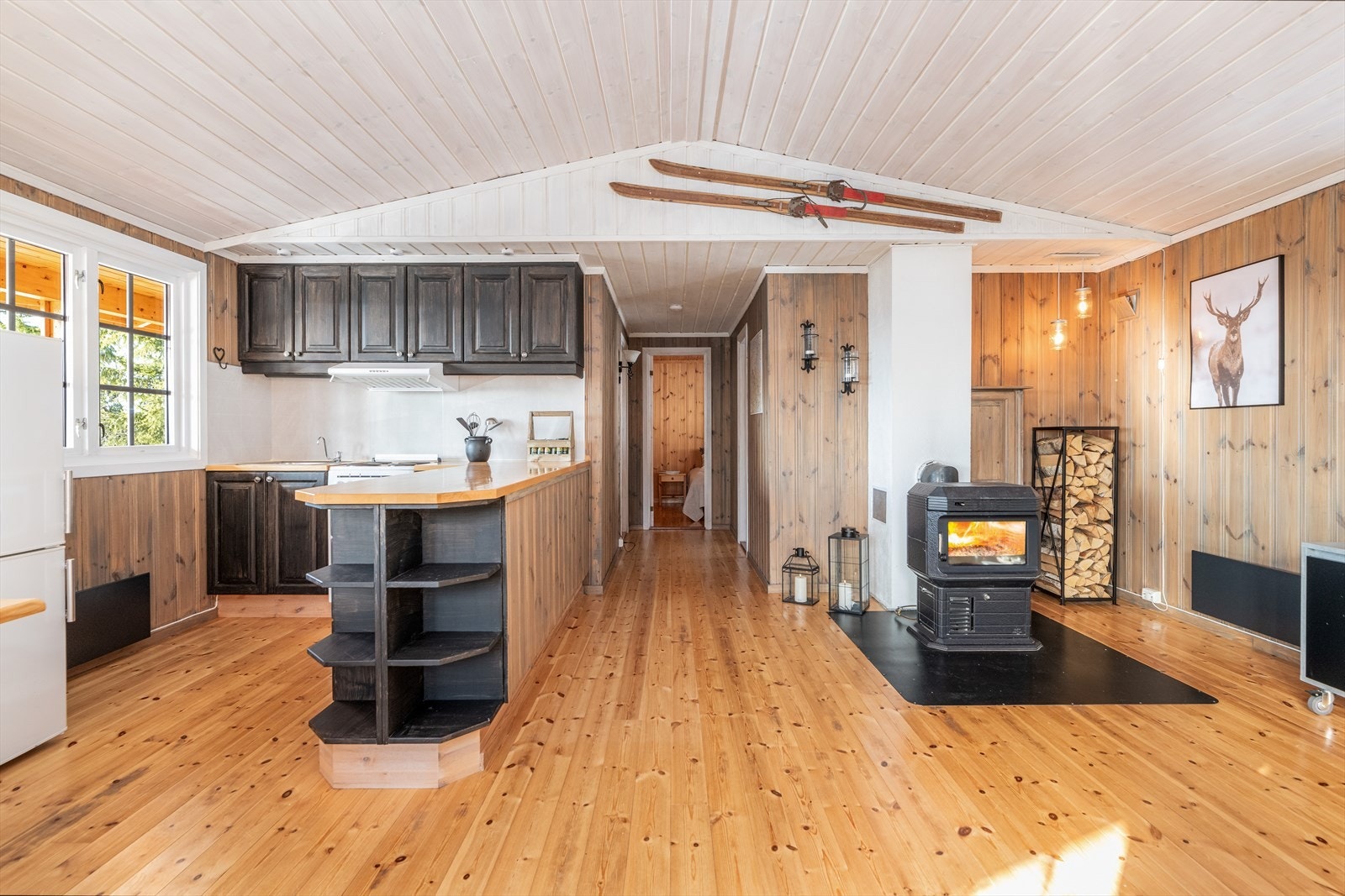 I stuen er det montert vedovn for lun varme på kaldere dager. Galleribilde