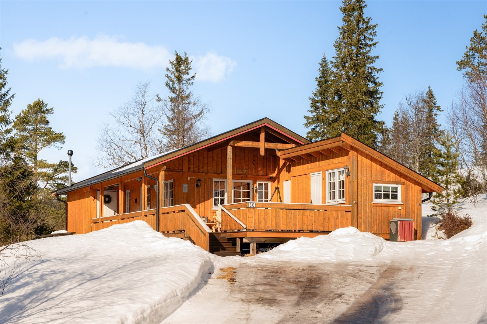 Til fots eller på ski kan man gå både til Gaustakne og Gaustadtoppen som med sine 1883 m.o.h. blir gjerne blir omtalt som Norges vakreste fjell. Galleribilde