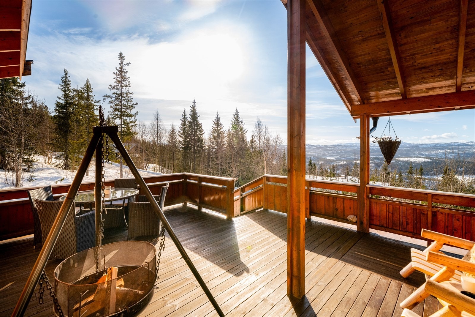 Terrassen har god plass for utemøbler og grill. Et deilig sted å nyte dagene i fred og ro, med flotte turområder rett utenfor døren. Galleribilde