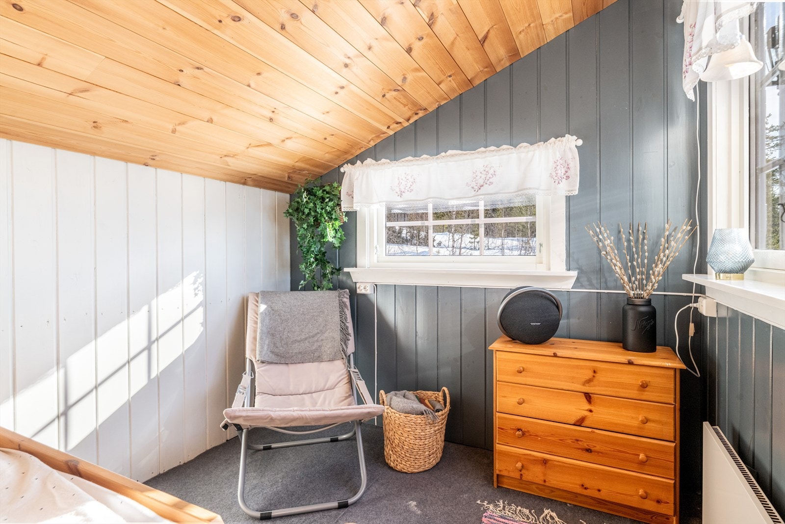 I tillegg er det oppført et tilbygg ved terrassen med 2 boder. Galleribilde