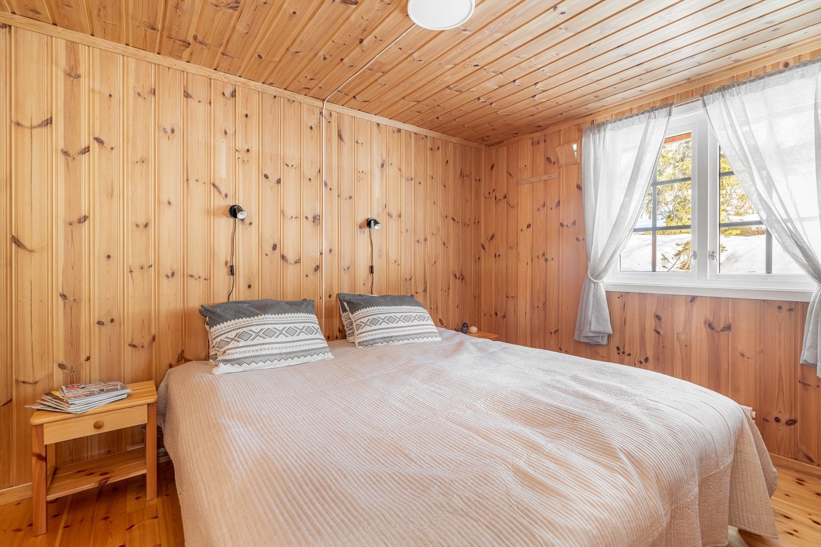 Hytta har tre fine soverom med totalt 7 sengeplasser, så her er det plass til hele familien. Galleribilde