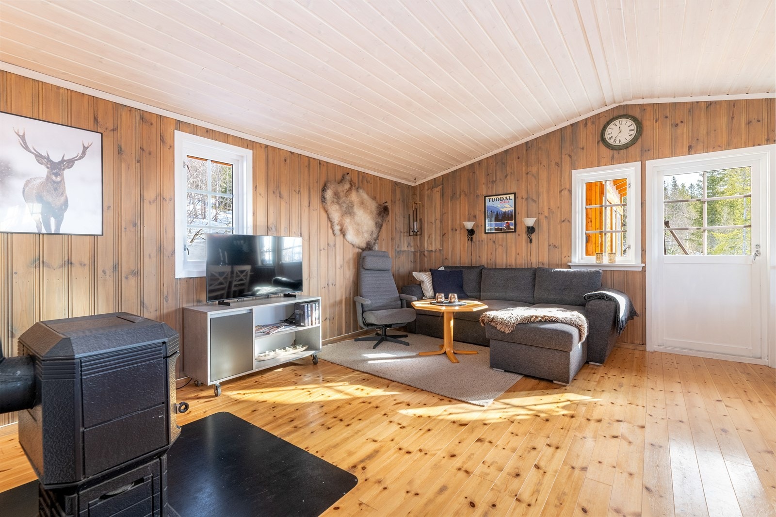 Møbler inne i hytta medfølger salget, samt hvitevarer. Galleribilde