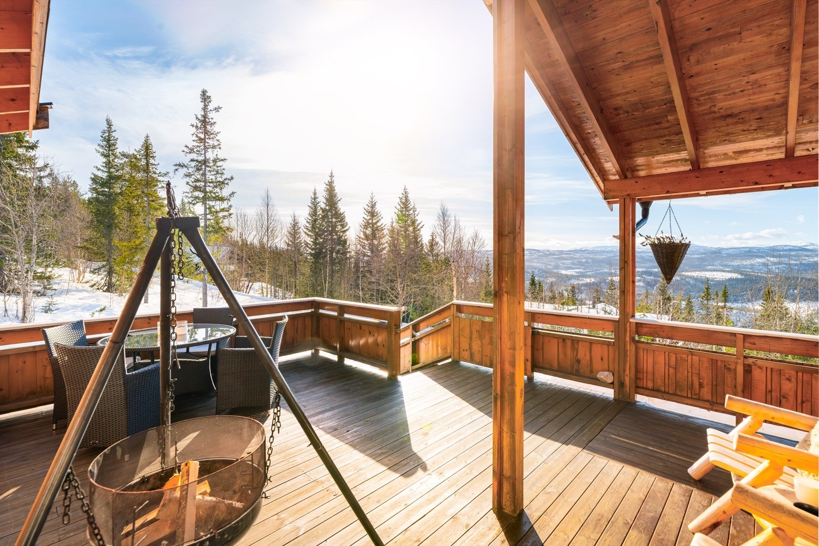 Koselig og innholdsrik hytte med solrik beliggenhet og flott utsikt mot Lifjell mm. Skiløyper i umiddelbar nærhet. Galleribilde