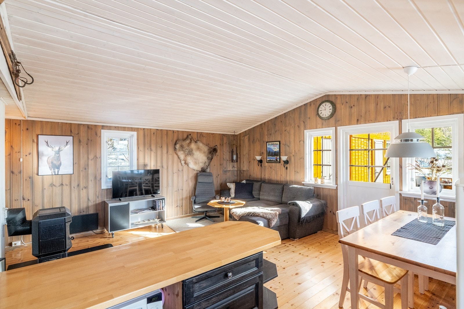 Fra stuen er det utgang til stor terrasse med fantastisk utsikt mot Lifjell, Himingen, Vindeggen mm. Det er god plass til utemøbler og grill. Galleribilde