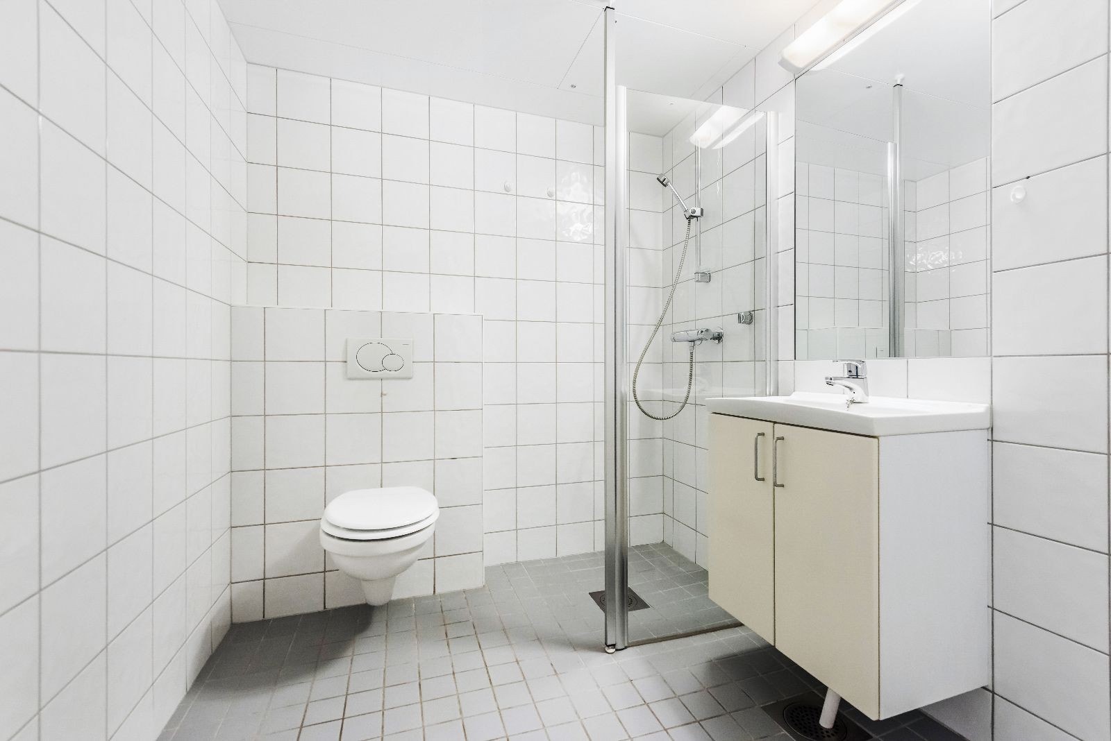 Romslig, flislagt bad Galleribilde