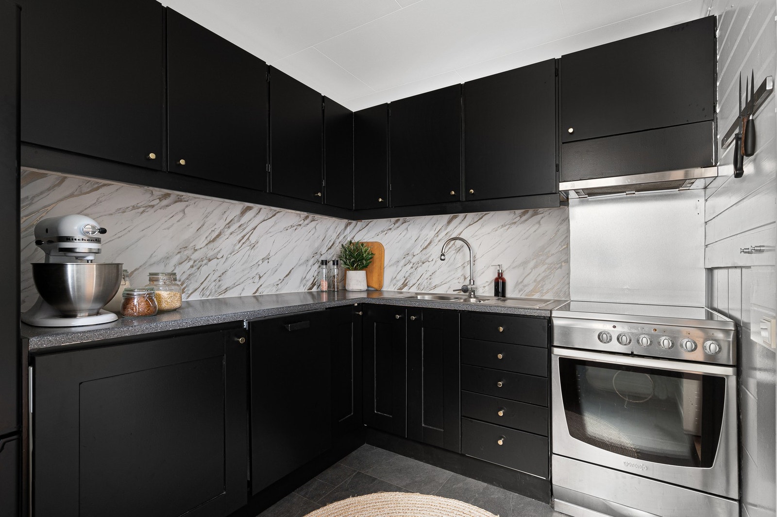 Flott og stilrent kjøkken på 6,5 kvm. Galleribilde