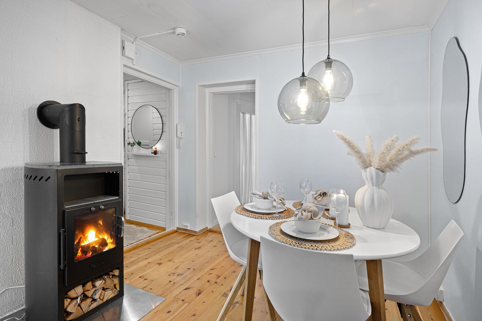 Spisestuen finner sin naturlige plass ved vedovnen som er med på å skape en hyggelig stemning i rommet. Galleribilde