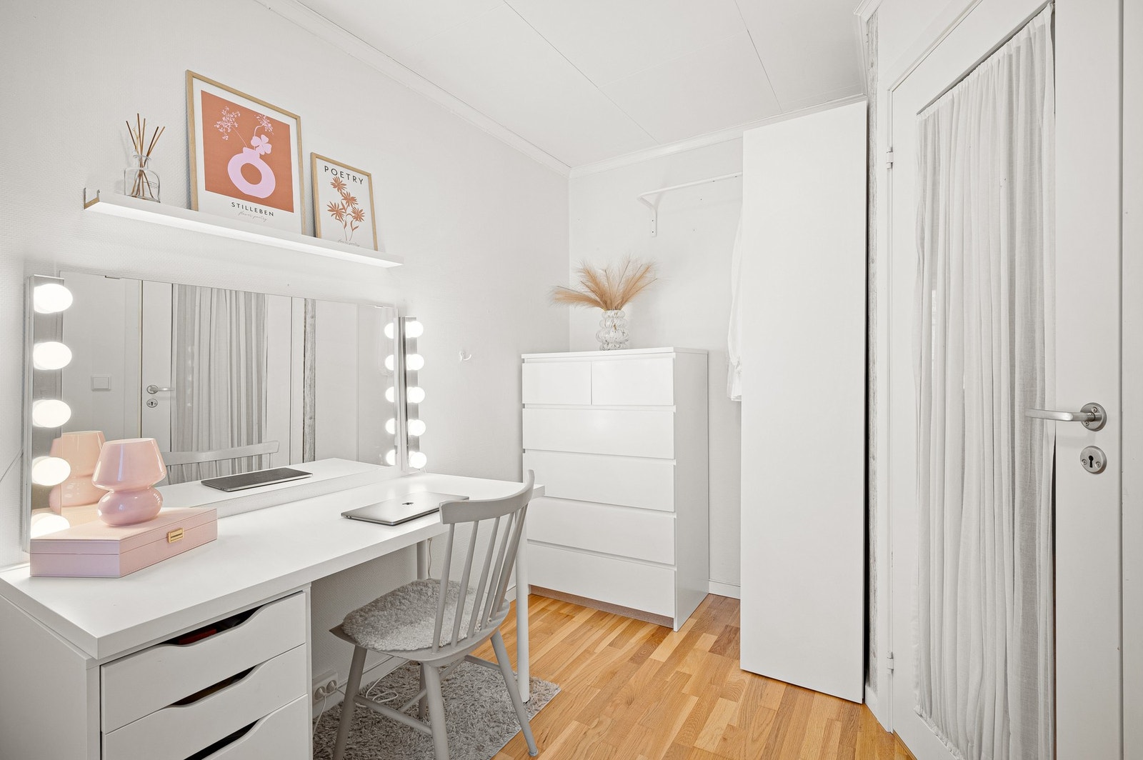 Her er det god plass til skrivebord og garderobeløsning. Galleribilde