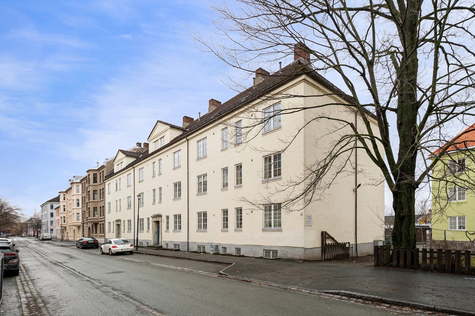 Gode kollektivforbindelser i umiddelbar nærhet. Gateparkering etter gjeldende bestemmelser. Galleribilde