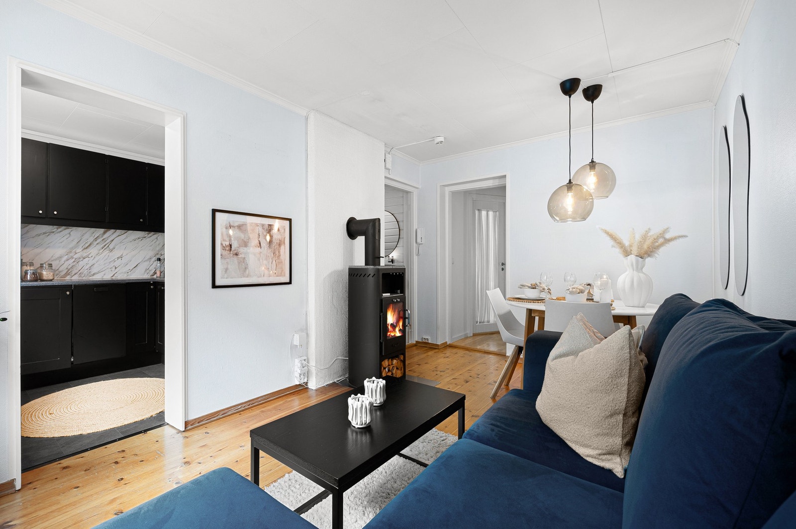 Stuen og kjøkkenet er delvis adskilt som gir boligen flere gode oppholdsrom. Galleribilde