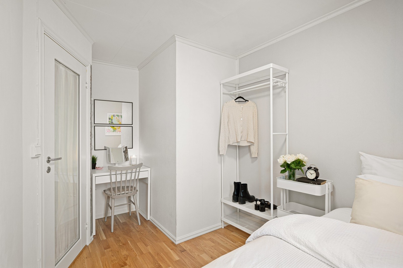 Også er her det plass til skrivebord og garderobeløsing. Galleribilde