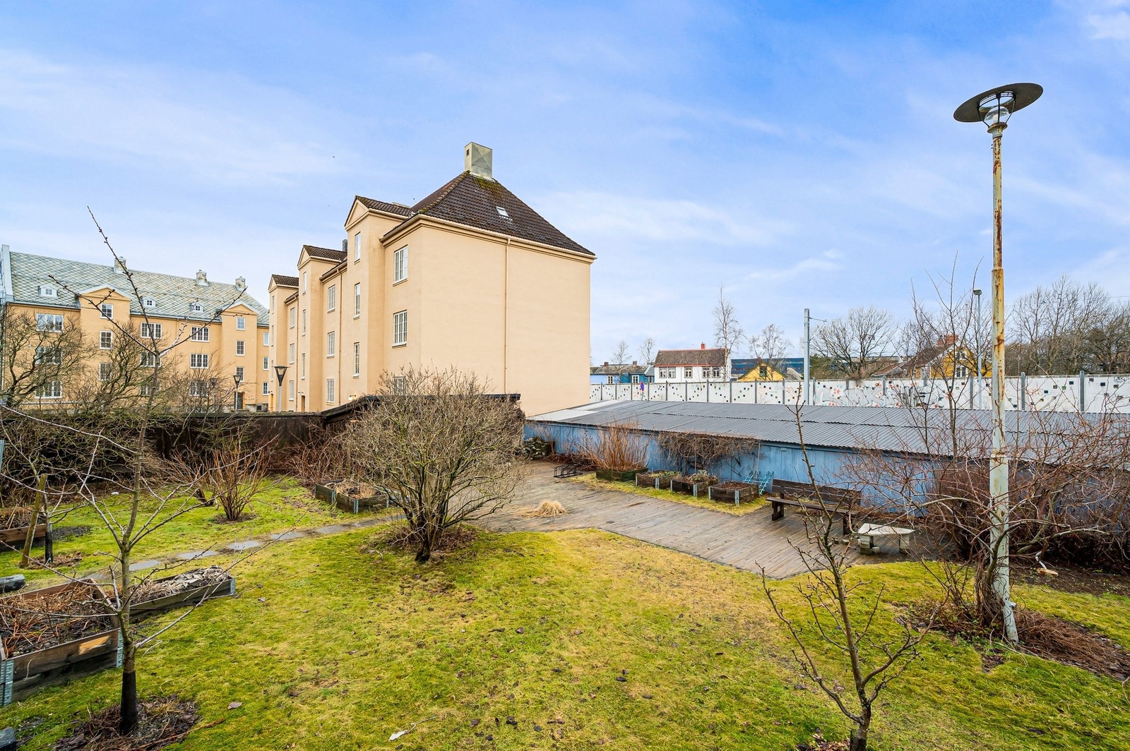 Fine grøntarealer i bakgården. Galleribilde